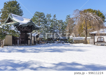 高台寺　勅使門　残雪の朝 99611224