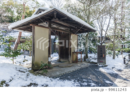 高台寺　雲居庵（うんごあん）　残雪の朝 99611243