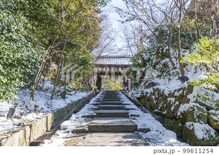 高台寺　台所門と台所坂　残雪の朝 99611254