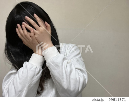 ショックを受ける女性 ショックを受ける女性 99611371