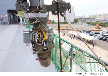 海上自衛隊の補給艦ましゅうの給油ホース先端 99612149