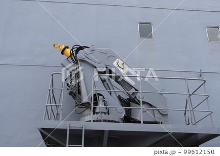 海上自衛隊の補給艦ましゅうのクレーン 99612150