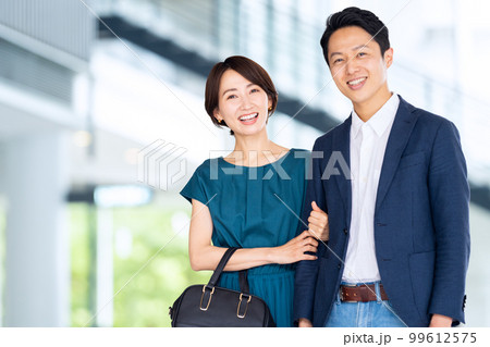 デート　夫婦　カップル　ミドル　観光　旅行 99612575