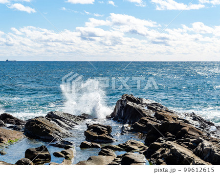 犬吠埼の海岸線の興味深い地層　砂岩泥岩互層 99612615