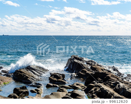 犬吠埼の海岸線の興味深い地層 砂岩泥岩互層 犬吠埼の海岸線の興味深い地層 砂岩泥岩互層 99612620