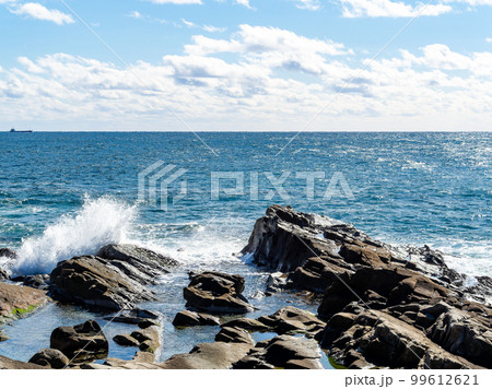 犬吠埼の海岸線の興味深い地層 砂岩泥岩互層 犬吠埼の海岸線の興味深い地層 砂岩泥岩互層 99612621