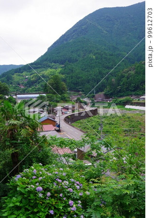 徳島県那賀町 木沢小学校周辺の風景 徳島県那賀町 木沢小学校周辺の風景 99612703