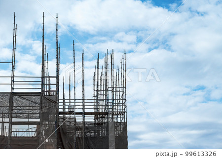 青空と足場の架け払い 99613326