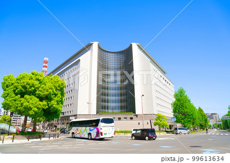【大阪府】4月・爽やかな青空と新緑に囲まれた大都会の大阪を観光｟大阪府警察本部前｠ 99613634