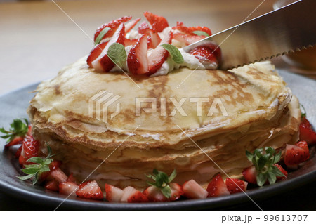 家庭で作った苺のミルクレープ 99613707