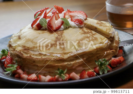 家庭で作った苺のミルクレープ 99613711