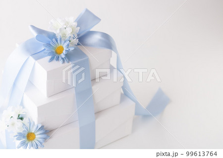 ブルーリボンのプレゼントボックス三段重ね ブルーリボンのプレゼントボックス三段重ね 99613764