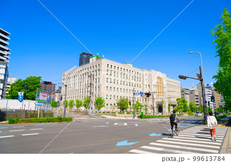 【大阪府】4月・爽やかな青空と新緑に囲まれた大都会の大阪を観光｟大阪府庁前｠ 99613784