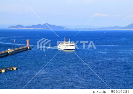 【香川県】高松シンボルタワー展望台から見た高松港と瀬戸内海の島々（サンポート高松） 99614285