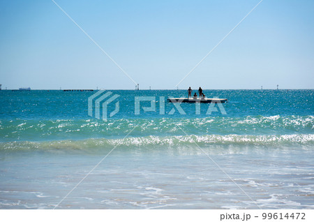 海上で遊ぶ人たちのシルエット 海上で遊ぶ人たちのシルエット 99614472