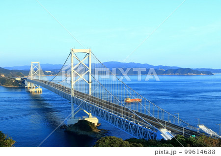 【徳島県】大鳴門橋と渦潮（鳴門の渦潮） 99614688