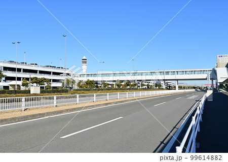 中部国際空港セントレアの入場ゲートに向かう道 中部国際空港セントレアの入場ゲートに向かう道 99614882