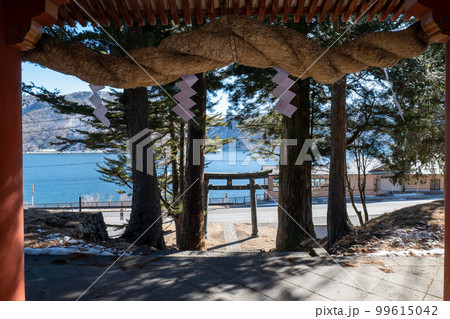 奥日光、二荒山神社中宮祠の楼門の注連縄と鳥居 日光、栃木県、日本。2月 奥日光、二荒山神社中宮祠の楼門の注連縄と鳥居 日光、栃木県、日本。2月 99615042