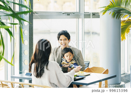 レストランで外食する家族 レストランで外食する家族 99615396
