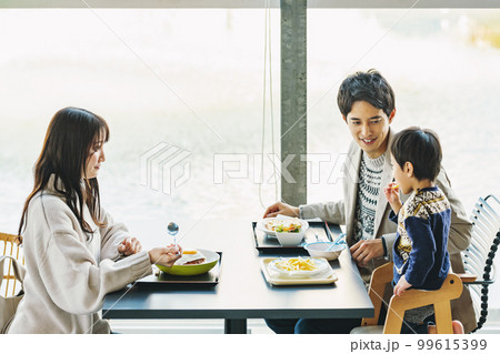 レストランで外食する家族 99615399