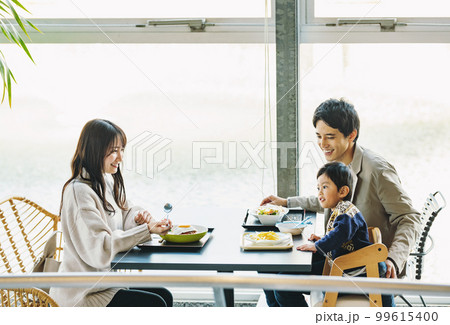 レストランで外食する家族 99615400