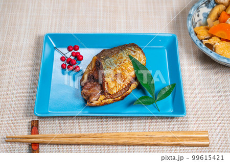 青い皿のニシンの塩焼き 99615421