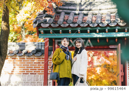 友達と秋の旅行に出かける女性 友達と秋の旅行に出かける女性 99615464