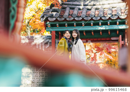 友達と秋の旅行に出かける女性 友達と秋の旅行に出かける女性 99615468