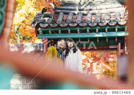 友達と秋の旅行に出かける女性 友達と秋の旅行に出かける女性 99615469