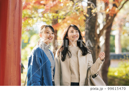 秋に友達と旅行へ出かける女性 秋に友達と旅行へ出かける女性 99615470