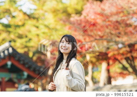 秋に一人旅をする女性 99615521