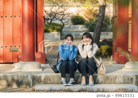 友達と旅行を楽しむ女性 99615531