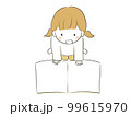 笑顔で絵本を読むかわいい女の子 99615970