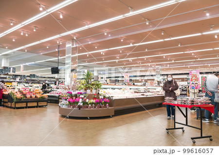 2月・物価上昇で節約する主婦 99616057