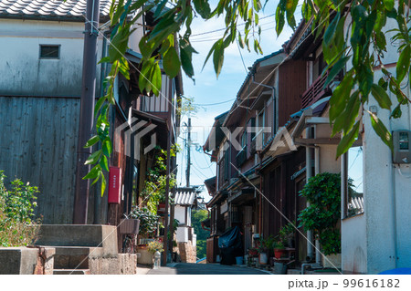 【重要伝統的建造物群保存地区】鞆町 初秋の路地の風景1 広島県福山市 【重要伝統的建造物群保存地区】鞆町 初秋の路地の風景1 広島県福山市 99616182