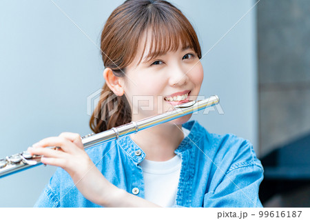フルートを吹く女性 フルートを吹く女性 99616187