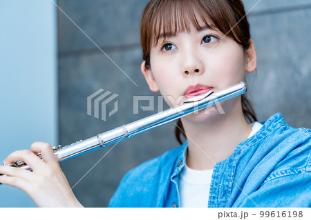 フルートを吹く女性 フルートを吹く女性 99616198