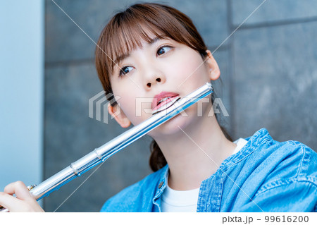フルートを吹く女性 99616200
