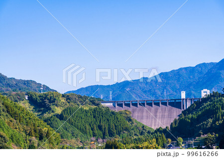 秋晴れを背景に田園風景「竜門ダムへ行く道」自然風景で有名な観光地 秋晴れを背景に田園風景「竜門ダムへ行く道」自然風景で有名な観光地 99616266