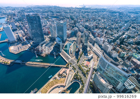 日本の横浜都市景観　横浜の街並み。桜木町駅や新バスロータリー、ロープウェイなどが見える 99616269