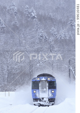 冬の石北本線中愛別駅へ進入するキハ183系特急「オホーツク」 冬の石北本線中愛別駅へ進入するキハ183系特急「オホーツク」 99616481