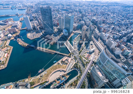 日本の横浜都市景観　横浜の街並み。桜木町駅や新バスロータリー、ロープウェイなどが見える 99616828