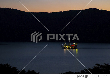 夜の芦ノ湖 99616927