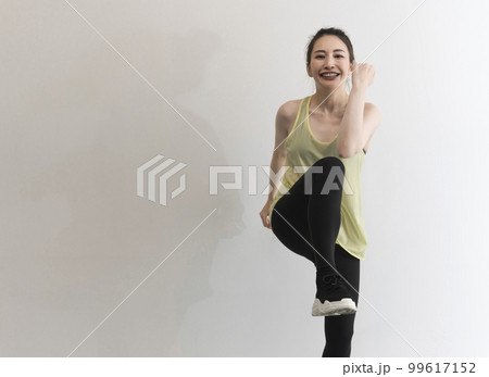 もも上げ運動する女性 99617152