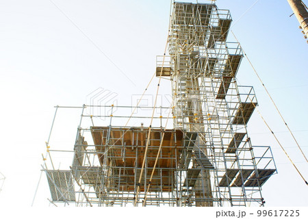 カラー　高所　高台　空　階段（2023年2月登録） 99617225