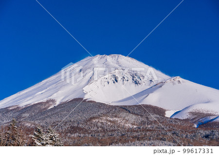 (静岡県)降雪した水ヶ塚公園から望む、富士山頂 (静岡県)降雪した水ヶ塚公園から望む、富士山頂 99617331