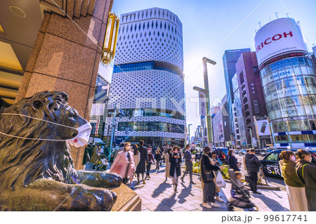 日本の東京都市景観 コロナ禍の銀座…。いまだマスク姿の人が多い…。画面右は閉館した三愛=20日 日本の東京都市景観 コロナ禍の銀座…。いまだマスク姿の人が多い…。画面右は閉館した三愛=20日 99617741
