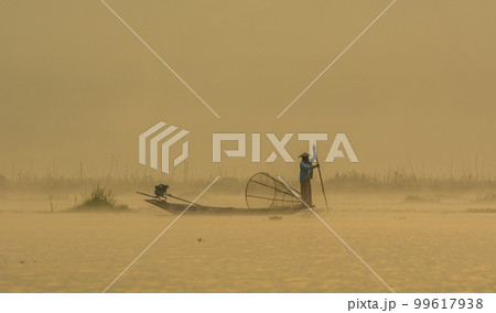 Catching fish on Inle Lake at sunrise 99617938