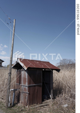 冬のポンプ小屋 99618160