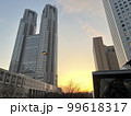 夕暮れ時の都庁 99618317